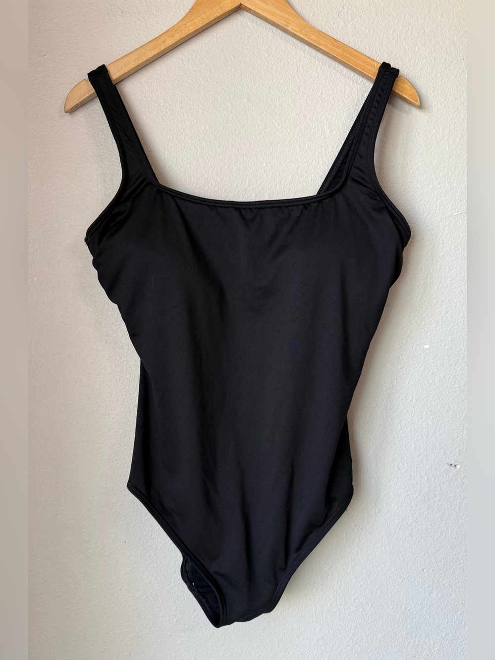 TYR Durafast Elite® Women's Plus Size Scoop Neck Controlfit Swimsuit Black Sz 16